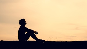 Un homme assis (silhouette)