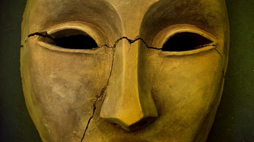 Pablo profetiza sobre un "hombre de pecado", un mentiroso y engañador cuyas habilidades naturales Satanás realza con poder sobrenatural para confundir a la gente en el tiempo del fin.