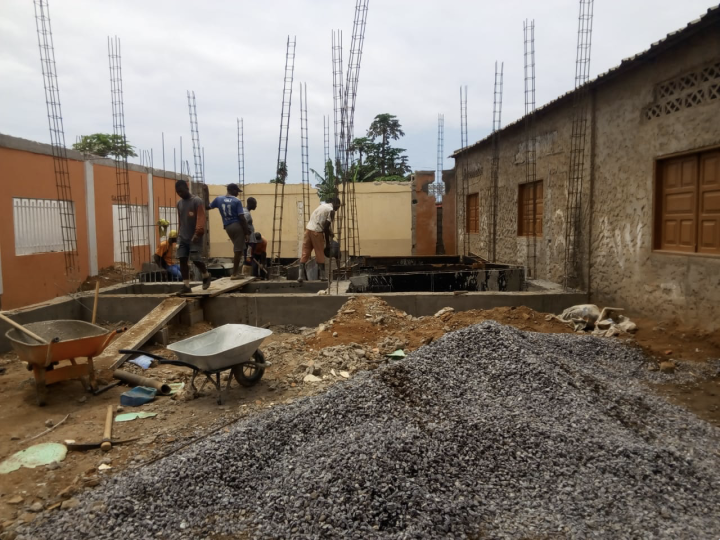 Photo of workers building the expansion of the school.